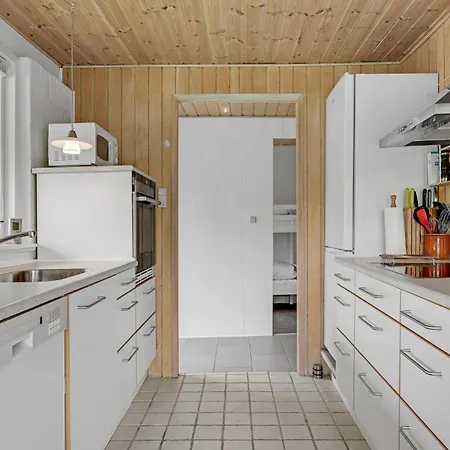 3 Bedroom Lovely In Holiday home