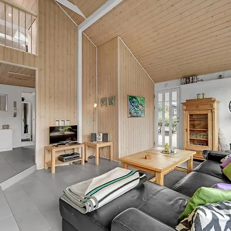 3 Bedroom Lovely In Holiday home